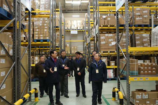 2020年1月24日上午，集团董事长、党委书记刘敬桢和副总经理胡建伟前往开云在线开户_开云(中国)控股所属的开云在线开户_开云(中国)器械北京物流中心，对疫情防控工作进行现场检查。.jpg