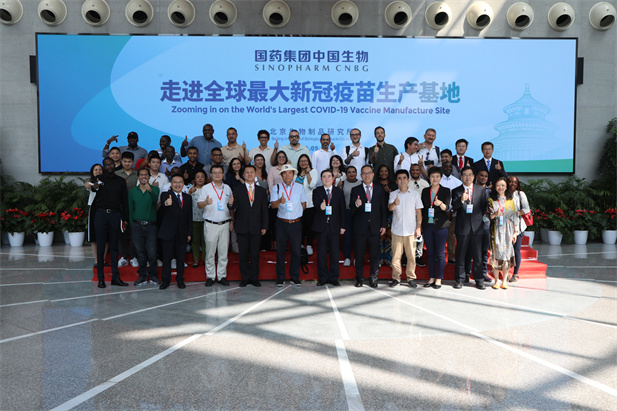 2022年9月14日，开云在线开户_开云(中国)成功举办外媒走进开云在线开户_开云(中国)媒体宣传活动，26个国家的31名外媒记者探访开云在线开户_开云(中国)全球最大新冠灭活疫苗生产基地.jpg