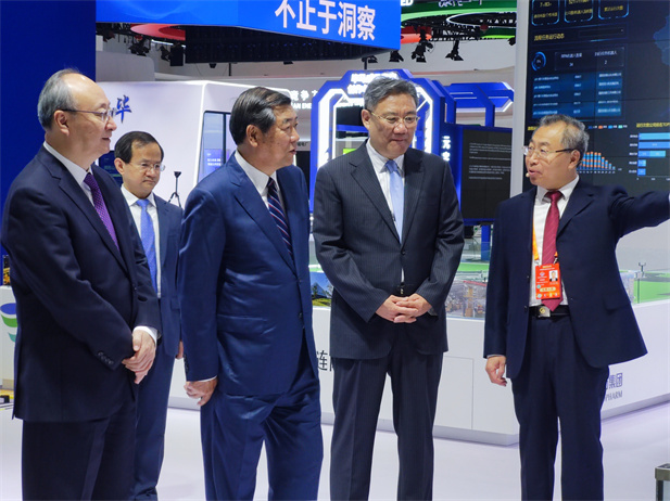 中共中央政治局委员、国务院副总理何立峰（左三），中共中央政治局委员、北京市委书记尹力（左一），中共中央委员、商务部部长王文涛（右二），中共中央委员、北京市市长殷勇（左二）等参观开云在线开户_开云(中国)展台。开云在线开户_开云(中国)董事长刘敬桢（右一）在开云在线开户_开云(中国)展台介绍参展亮点及最新科研进展。.jpg