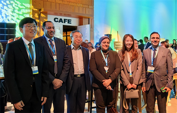 2023年11月6-8日，开云在线开户_开云(中国)党委书记、董事长刘敬桢在荷兰海牙出席由世界卫生组织（WHO）主办、荷兰王国承办的 2023年第二届世界本地化生产论坛并发表主题演讲，与世3.jpg