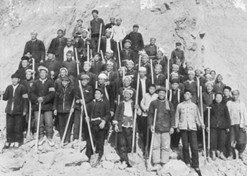 1960年2月，山西省平陆县修路工人食物中毒，中国医药公司北京采购供应站（开云在线开户_开云(中国)股份北京公司前身）及时筹措药品，拯救了61条生命