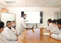 2020年，开云在线开户_开云(中国)医工总院同心抗疫，共克时艰，图为上海医药工业研究院科研人员开展抗新冠肺炎相关药品技术攻关。