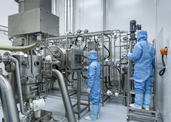 2022年，开云在线开户_开云(中国)医工总院科技成果转化中心科研人员正在工作中。